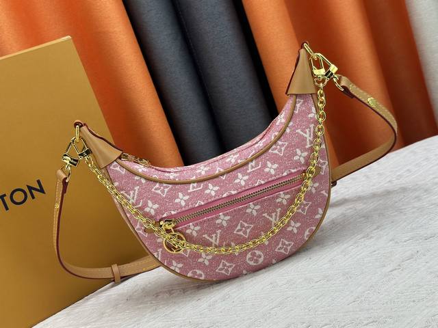 m24846 M81166 M81098 官方新色 牛仔 月亮包Odeo 小号手袋，以 Monogram 帆布和加固皮革边角传递复古意味。可调节肩带便于肩背或斜