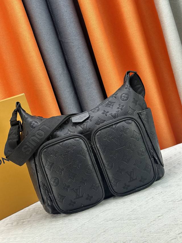 升级原版 M12697 M14778 全皮卡其老花包 花料 经典帆布搭配宽肩带，两侧磁扣双袋，老花双袋布面其可调节宽肩带，为前卫设计注入实用功能单肩斜挎包一直是