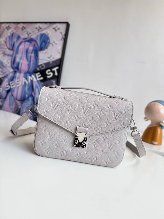 动态芯片配专柜包装』海外原单M13481灰色独家实拍！ Pochette MéTis 手袋以内敛而不失巧思的设计演绎经典学院背包。柔软的 Monogram Em