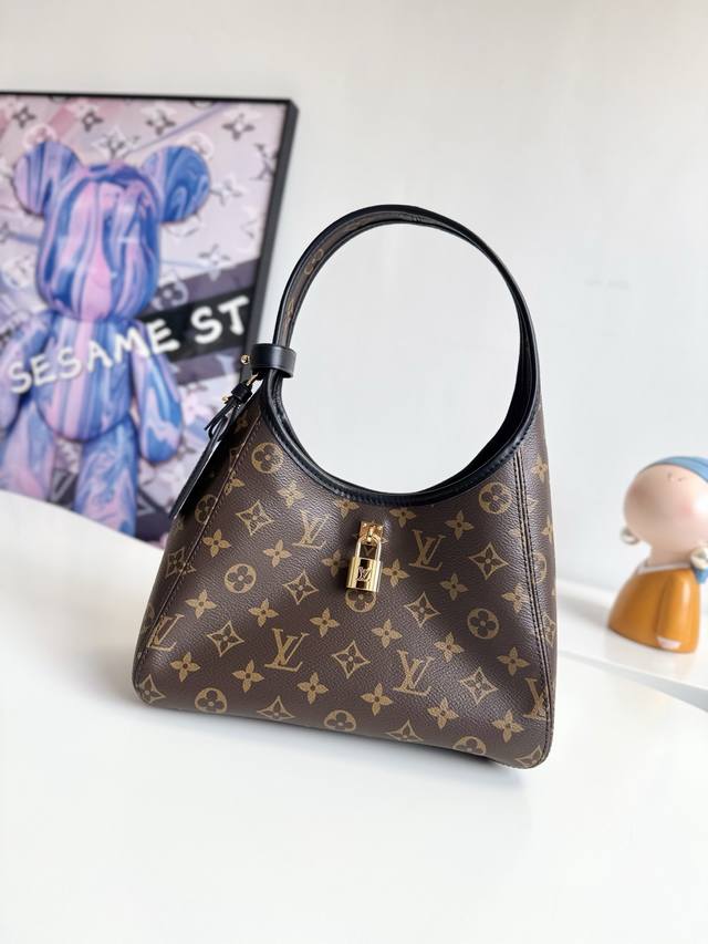 163C动态芯片配专柜包装』海外原单M12940独家实拍！本款 The Drop 小号手袋向 2018 年问世的 Flower Hobo 手袋汲取灵感，以经典