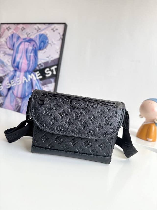 配全套专柜包装』 海外原单M14874独家实拍！這款活力十足的Pulse Messenger郵差包糅合Monogram Shadow壓花小牛皮和黑色金屬件，盡顯