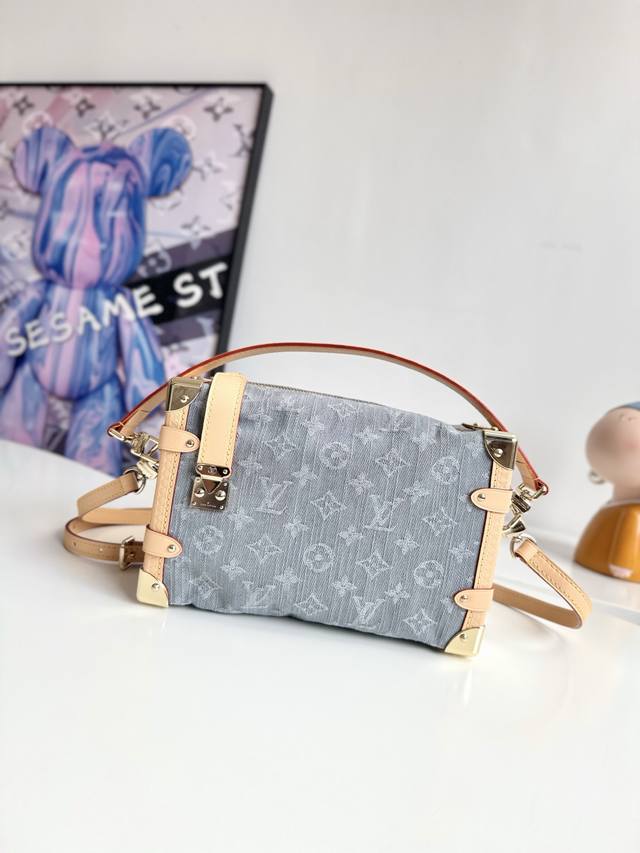 163C动态芯片配专柜包装』 海外原单M13285独家实拍！本款 Side Trunk 中号手袋以别致漂白效果重释诞生于 2005 年的 Monogram De