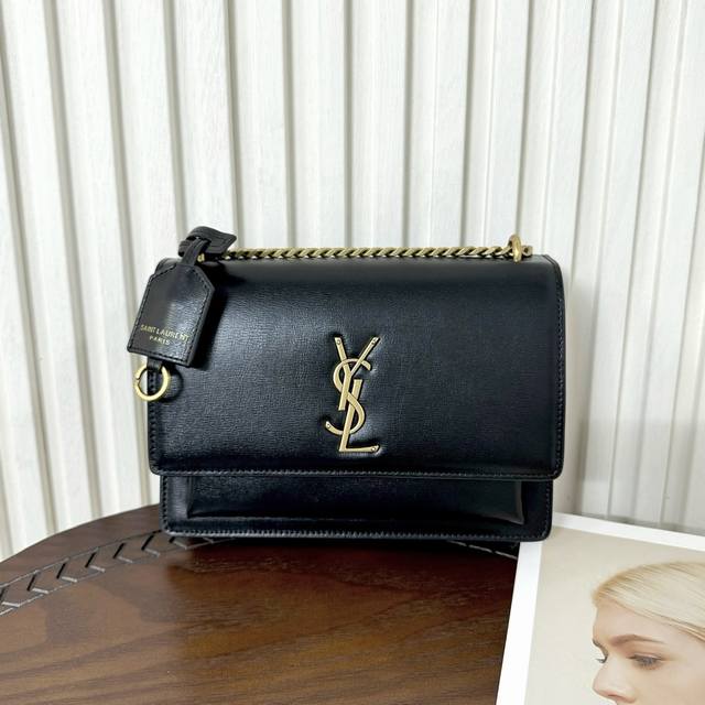 全套包装！Sunset日落包永不过时的款式，特制牛皮牙签纹，包身精致又立体，侧面是小风琴设计，有种低调奢华的感觉，容量感人，背后还有插袋各种百搭，尺寸：22-1