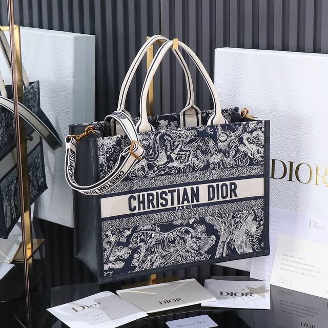 原厂级别 中号 24新款动物园蓝老虎 不得不说，D家确实好会玩啊 可以背的托特来了！简直不要太棒 在最最最经典的托特上又衍生爆款了 越来越多人爱背大包真正的无性