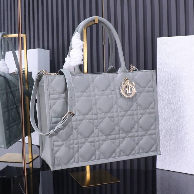 原厂级别 灰色Tote 肩带 这款 Dior 手袋是 Dior 全新推出的主打单品，于二零二三秋冬成衣系列发布秀精彩亮相，彰显现代优雅的实用设计。采用灰色牛皮革