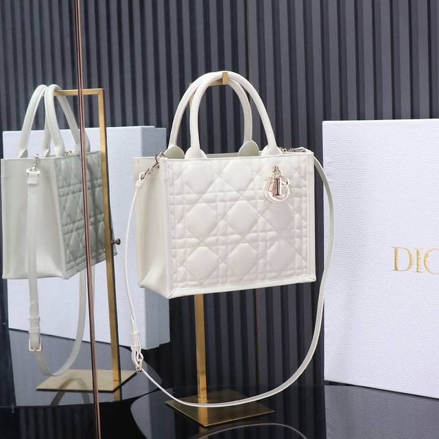 原厂级别 白色Dior新款Tote 肩带 这款 Dior 手袋是 Dior 全新推出的主打单品,于二零二三秋冬成衣系列发布秀精彩亮相,彰显现代优雅的实用设计。采 原厂级别 白色Dior新款Tote 肩带 这款 Dior 手袋是 Dior 全新推出的主打单品,于二零二三秋冬成衣系列发布秀精彩亮相,彰显现代优雅的实用设计。采