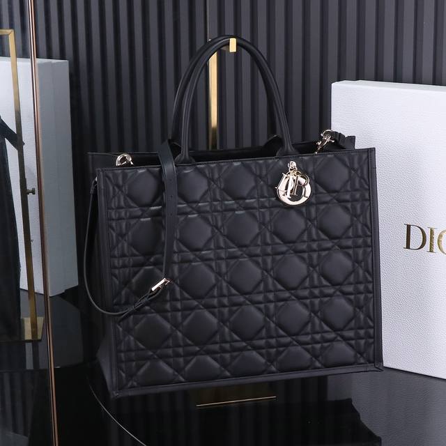 原厂级别 黑色Dior新款Tote 肩带 这款 Dior 手袋是 Dior 全新推出的主打单品,于二零二三秋冬成衣系列发布秀精彩亮相,彰显现代优雅的实用设计。采 原厂级别 黑色Dior新款Tote 肩带 这款 Dior 手袋是 Dior 全新推出的主打单品,于二零二三秋冬成衣系列发布秀精彩亮相,彰显现代优雅的实用设计。采