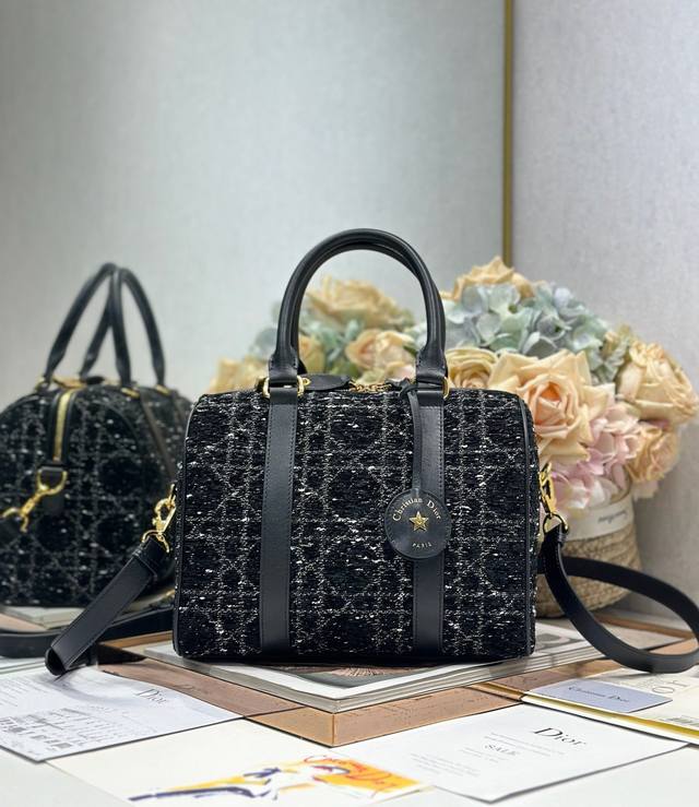 顶级原单Dior Groove 25 手袋 黑粗花布 这款 Dior Groove 25 手袋是二零二四冬季成衣系列新品，由玛丽亚 嘉茜娅 蔻丽 Maria G