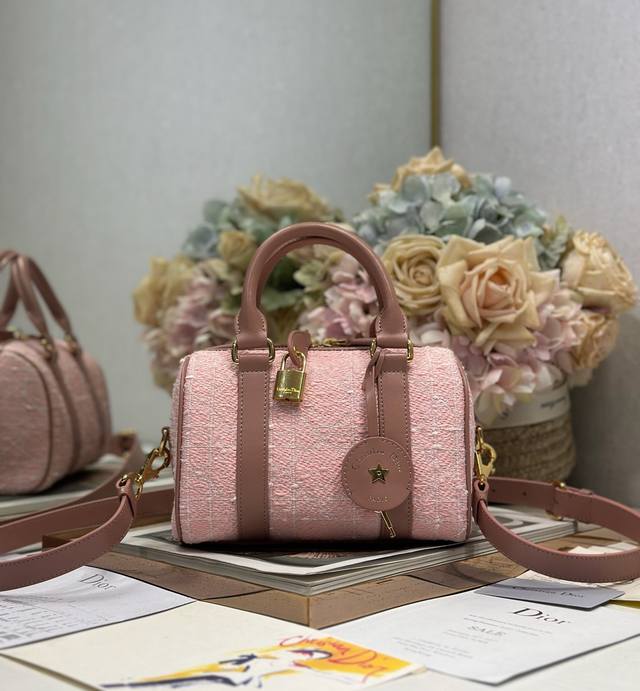 顶级原单Dior Groove 20 手袋 小号粉粗花布 这款 Dior Groove 20 手袋是二零二四冬季成衣系列新品，由玛丽亚 嘉茜娅 蔻丽 Maria