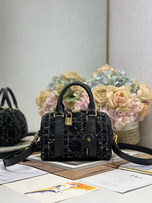 顶级原单Dior Groove 20 手袋 小号黑粗花布 这款 Dior Groove 20 手袋是二零二四冬季成衣系列新品,由玛丽亚 嘉茜娅 蔻丽 Maria 顶级原单Dior Groove 20 手袋 小号黑粗花布 这款 Dior Groove 20 手袋是二零二四冬季成衣系列新品,由玛丽亚 嘉茜娅 蔻丽 Maria