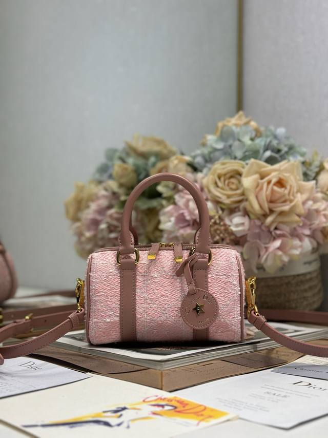 顶级原单Dior Groove16 迷你手袋 粉粗花布 这款 Dior Groove 16 迷你手袋是二零二四冬季成衣系列新品，由玛丽亚 嘉茜娅 蔻丽 Mari