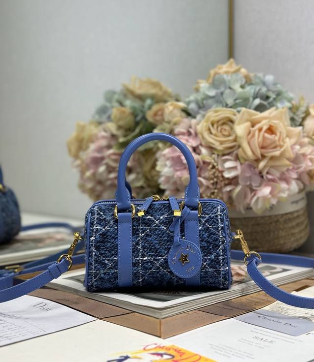 顶级原单Dior Groove16 迷你手袋 蓝粗花布 这款 Dior Groove 16 迷你手袋是二零二四冬季成衣系列新品,由玛丽亚 嘉茜娅 蔻丽 Mari 顶级原单Dior Groove16 迷你手袋 蓝粗花布 这款 Dior Groove 16 迷你手袋是二零二四冬季成衣系列新品,由玛丽亚 嘉茜娅 蔻丽 Mari