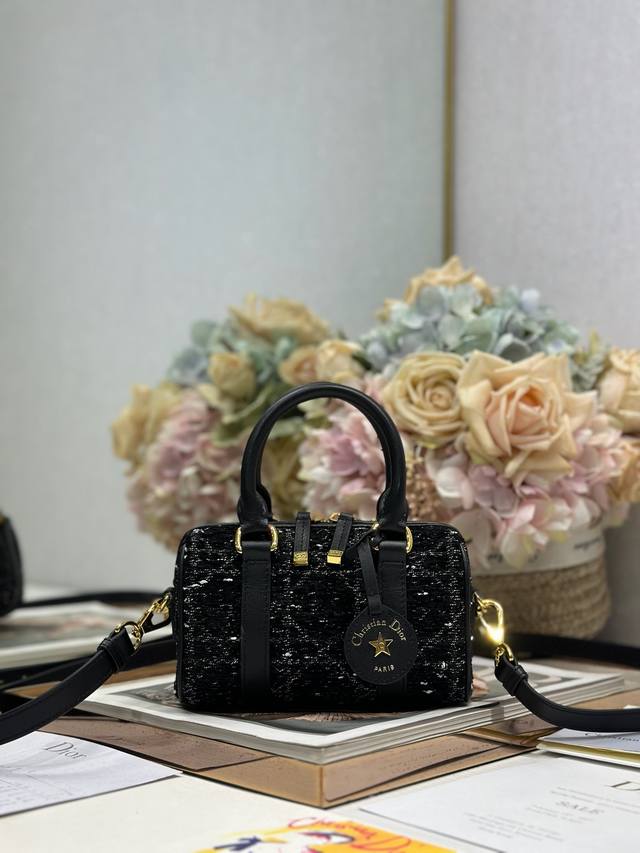 顶级原单Dior Groove16 迷你手袋 黑粗花布 这款 Dior Groove 16 迷你手袋是二零二四冬季成衣系列新品，由玛丽亚 嘉茜娅 蔻丽 Mari