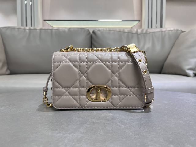 顶级原单这款Soft Dior Caro 手袋是二零二五秋季成衣系列新品,柔软廓形融合时尚气质与典雅魅力。采用奢华奶白色羊皮革精心制作,饰以超大藤格纹缉面线,翻 顶级原单这款Soft Dior Caro 手袋是二零二五秋季成衣系列新品,柔软廓形融合时尚气质与典雅魅力。采用奢华奶白色羊皮革精心制作,饰以超大藤格纹缉面线,翻