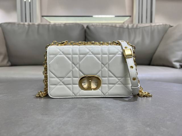 顶级原单这款Soft Dior Caro 手袋是二零二五秋季成衣系列新品，柔软廓形融合时尚气质与典雅魅力。采用奢华奶白色羊皮革精心制作，饰以超大藤格纹缉面线，翻