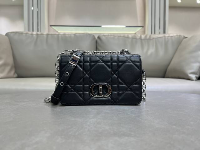 顶级原单这款Soft Dior Caro 手袋是二零二五秋季成衣系列新品,柔软廓形融合时尚气质与典雅魅力。采用奢华奶白色羊皮革精心制作,饰以超大藤格纹缉面线,翻 顶级原单这款Soft Dior Caro 手袋是二零二五秋季成衣系列新品,柔软廓形融合时尚气质与典雅魅力。采用奢华奶白色羊皮革精心制作,饰以超大藤格纹缉面线,翻