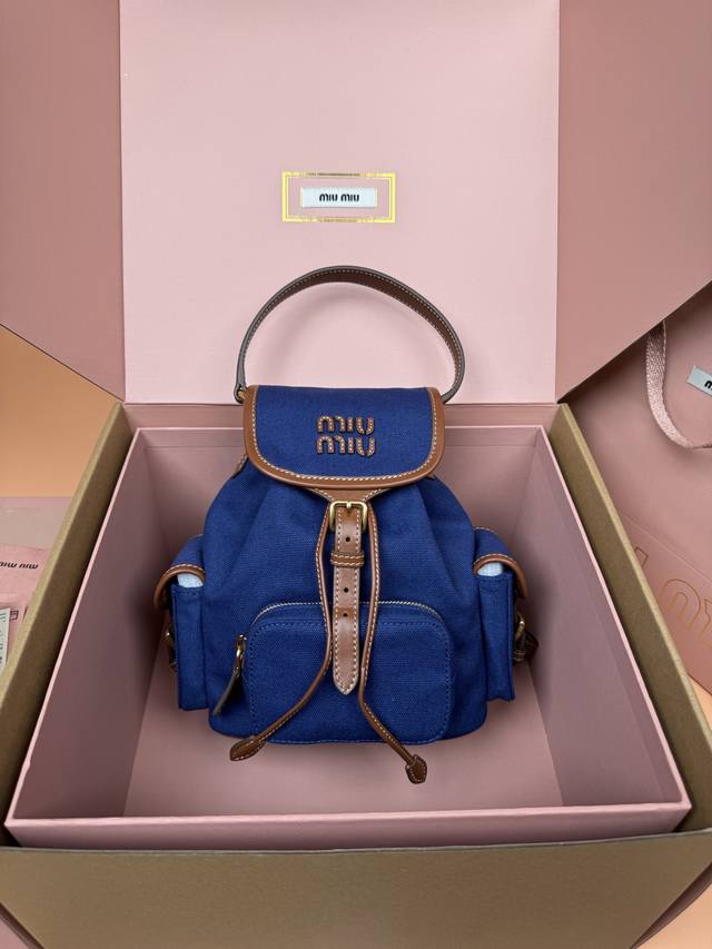 原厂皮 ，配图片包装 特级五金原厂皮 帆布和牛皮革双肩包～蓝色 这款帆布与皮革双肩背包采用校园风设计，让人想起童年，融合精湛工艺与休闲态度。别致的多口袋设计彰显