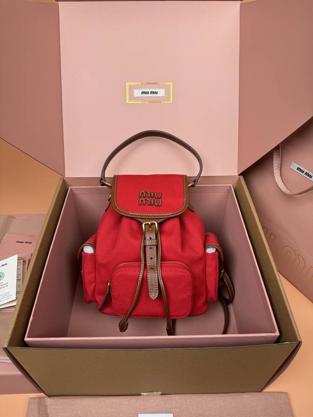 原厂皮 特级五金原厂皮 帆布和牛皮革双肩包～红色 这款帆布与皮革双肩背包采用校园风设计，让人想起童年，融合精湛工艺与休闲态度。别致的多口袋设计彰显品牌手袋的时尚