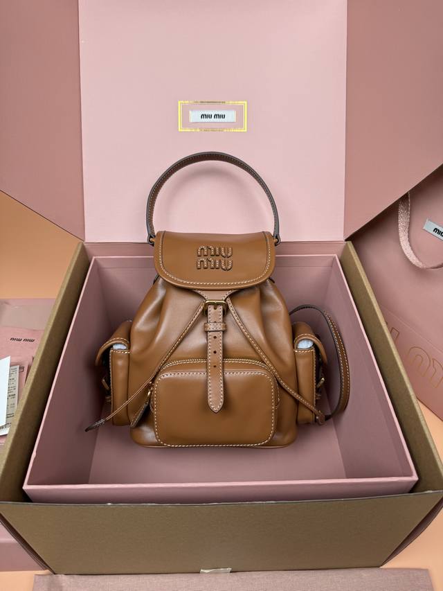 原厂皮 特级五金原厂皮 双肩包牛皮革～干邑色 这款牛皮革双肩背包采用校园风设计，让人想起童年，融合精湛工艺与休闲态度。别致的多口袋设计彰显品牌手袋的时尚趣致精神