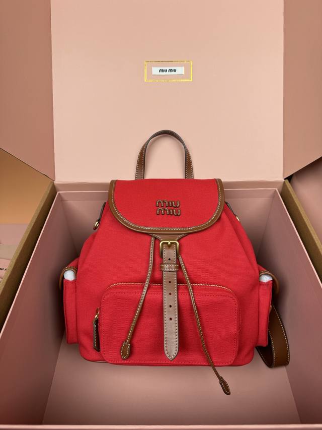 原厂皮 ，配图片包装 特级五金原厂皮 帆布和牛皮革双肩包～红色 这款帆布与皮革双肩背包采用校园风设计，让人想起童年，融合精湛工艺与休闲态度。别致的多口袋设计彰显