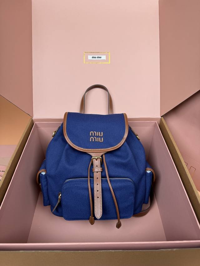 原厂皮 特级五金原厂皮 帆布和牛皮革双肩包～蓝色 这款帆布与皮革双肩背包采用校园风设计，让人想起童年，融合精湛工艺与休闲态度。别致的多口袋设计彰显品牌手袋的时尚