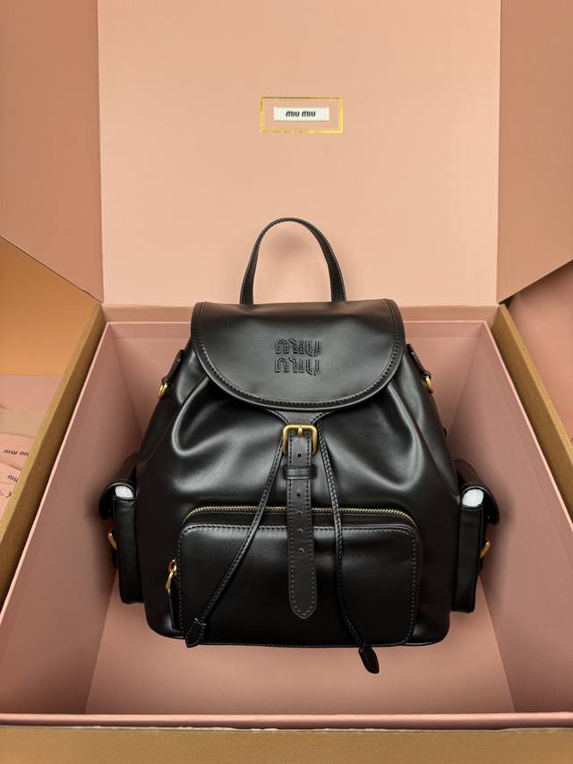 原厂皮 特级五金原厂皮 双肩包牛皮革～黑色 这款牛皮革双肩背包采用校园风设计，让人想起童年，融合精湛工艺与休闲态度。别致的多口袋设计彰显品牌手袋的时尚趣致精神。