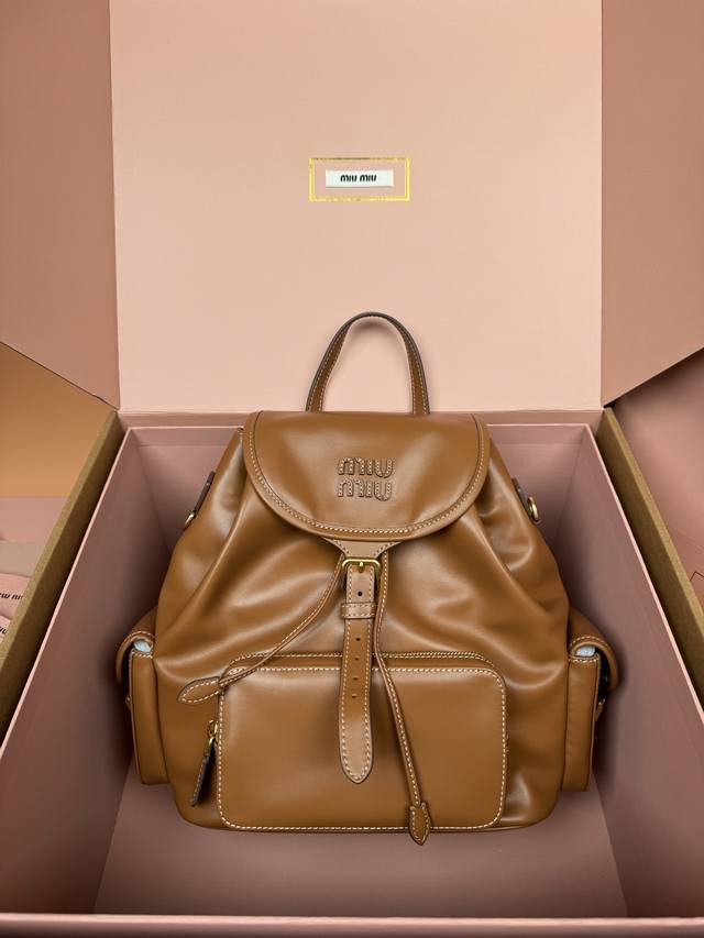 原厂皮 特级五金原厂皮 双肩包牛皮革～干邑色 这款牛皮革双肩背包采用校园风设计，让人想起童年，融合精湛工艺与休闲态度。别致的多口袋设计彰显品牌手袋的时尚趣致精神