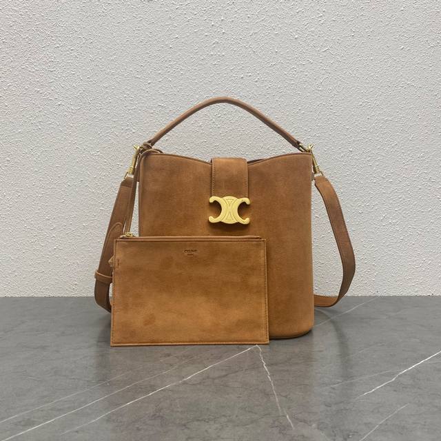 正品级 新品上线 Ce家新款桶包 Louise 采用牛皮绒面革塑造 洗练流畅的水桶廓型，深邃背景烘托精巧闪亮的金色Triomphe凯旋徽标 ，呈现轻松随性气质