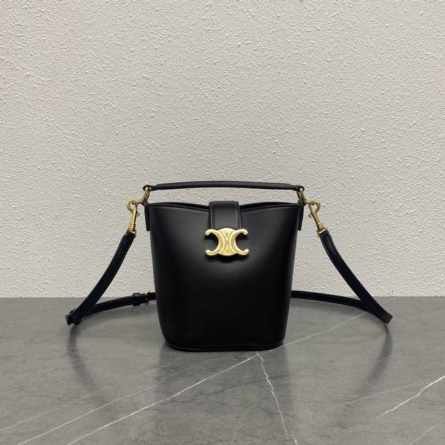 代购级 新品上线 Ce家新款Mini桶包 Louise 采用光泽细腻的小牛皮塑造洗练流畅的水桶廓型，深邃背景烘托精巧闪亮的金色Triomphe凯旋徽标 ，呈现轻