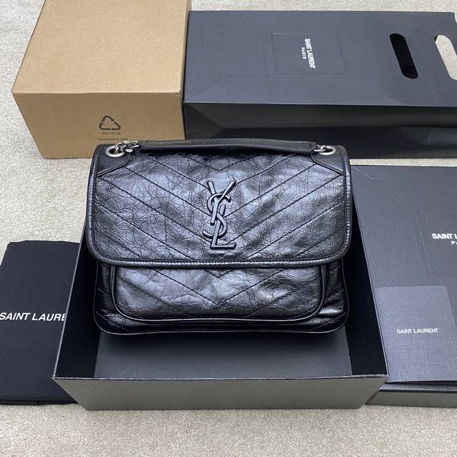 原厂皮 ，配图片包装 升级版哑光原厂皮 爆款Niki～28Cm 原厂皮爆裂纹 超多明星，网上同款专柜一包难求，风靡全球的Niki，最热卖的当然是中号28Cm