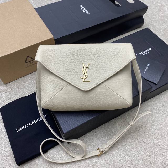 原厂皮 ,配图片包装 大象纹白 古银 新款Cassandra 信封邮差包包_新款信封邮差包 个性干练,可肩背或手拿效果精致酷飒,超轻自重,容量 Nice羊皮材质 原厂皮 ,配图片包装 大象纹白 古银 新款Cassandra 信封邮差包包_新款信封邮差包 个性干练,可肩背或手拿效果精致酷飒,超轻自重,容量 Nice羊皮材质