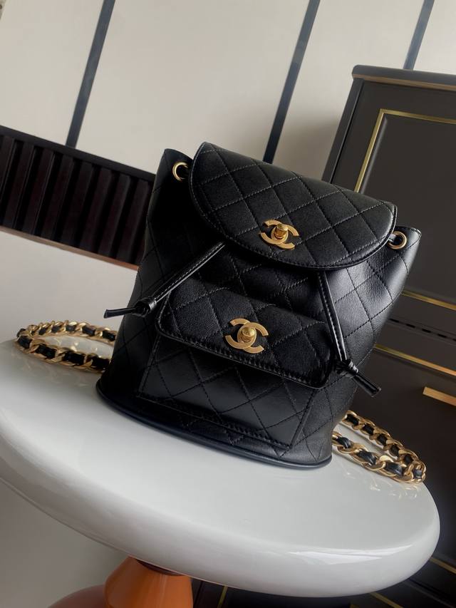 代购级 。现货～ 小香中古风背包来啦！当然这种双背包也肯定会成为经典款 可以说是历史以来最好看一款背包了 原厂小羊皮，搭配鎏金做旧五金！手感好，耐用性强圆版46