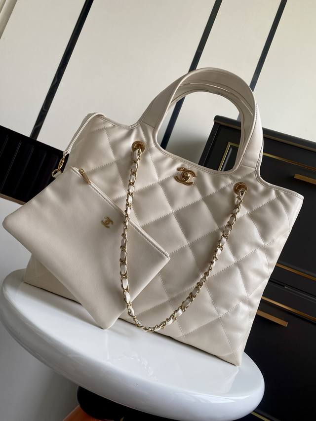 代购级 。现货~ 23C Chanel 托特包 香奈儿必上这只托特包,绝对不会出错 主打一个轻便能装简单实用大方有气场⑧ 满满复古优雅气息质感高级原版牛皮 五金 代购级 。现货~ 23C Chanel 托特包 香奈儿必上这只托特包,绝对不会出错 主打一个轻便能装简单实用大方有气场⑧ 满满复古优雅气息质感高级原版牛皮 五金