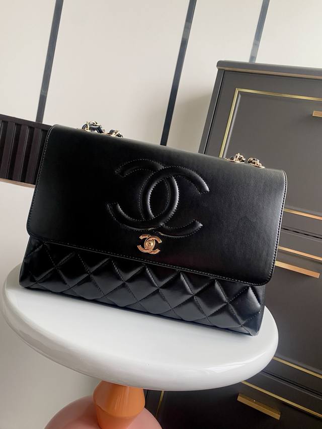 代购级 。贝嫂同款 羊皮 现货 Classic Flap Bag是1983年老佛爷接手Chanel后对香奈儿女士的设计稍作改动后重新推出的作品，也是老佛爷本人最