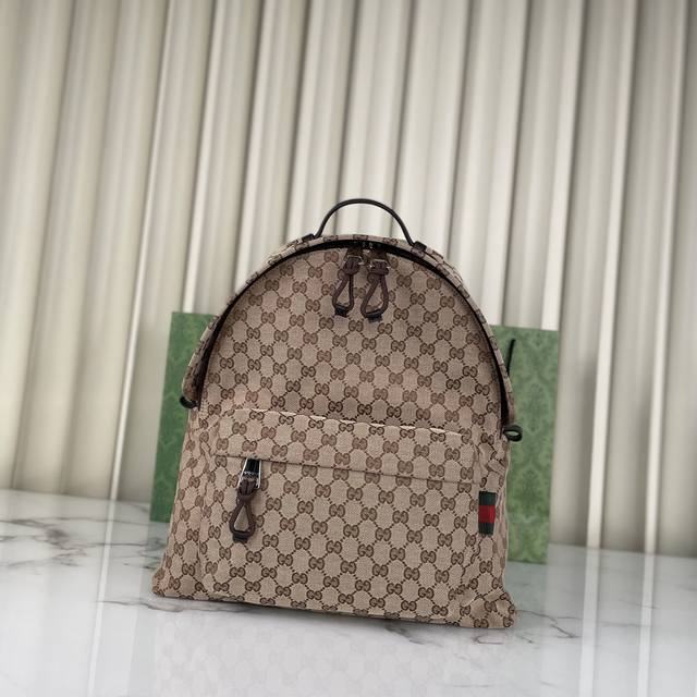 原厂皮 Gg帆布中号背包 2025春夏系列精彩呈献手袋新作。这款男士手袋采用柔和而不失挺括的造型，质感顺滑，开合方便易用，匠心融蕴精湛工艺与实用设计。这款背包以
