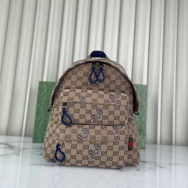 原厂皮 新年甄选刺绣背包，蛇型图案以印花或刺绣细节匠心呈现，与品牌标识相映成趣，为2025早春系列的多款男士手袋增色添彩。这款米色和深棕色Original Gg