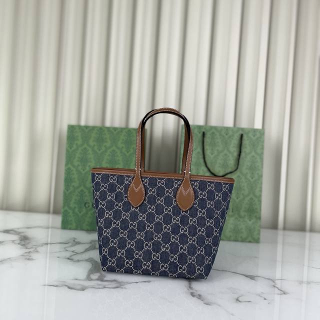 原厂皮 Gucci Totissima系列小号托特包，Totissima系列糅合“Tote”一词与意大利语中表示最高级的词语“Issima”，彰显这款小号托特包