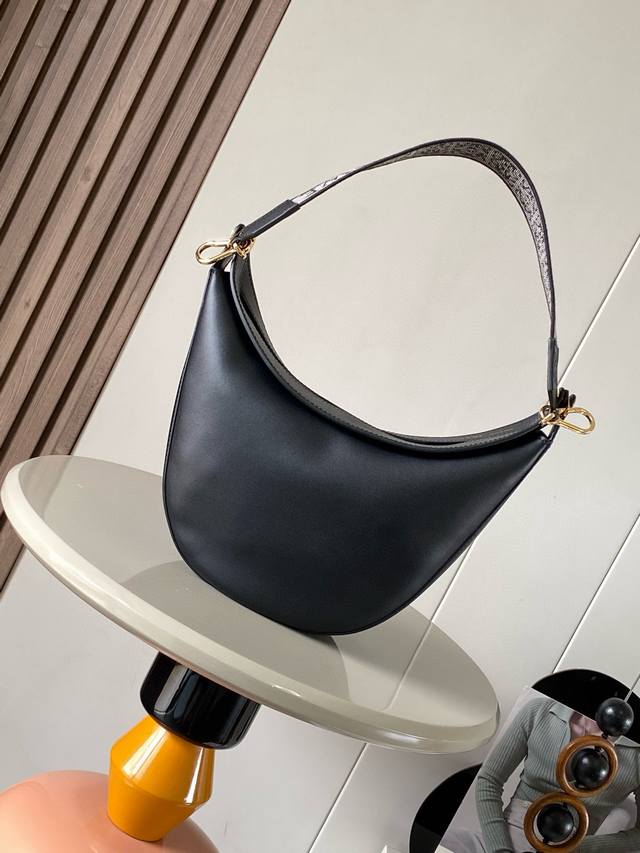 原厂皮 Luna半月形Hobo手袋包身设计线条柔美,雕塑廓形和弧形双唇开合，隐藏式滑动孔眼，可拆卸肩带令其造型更加多变。这个版本采用缎面牛皮革制成，配有L0Ew