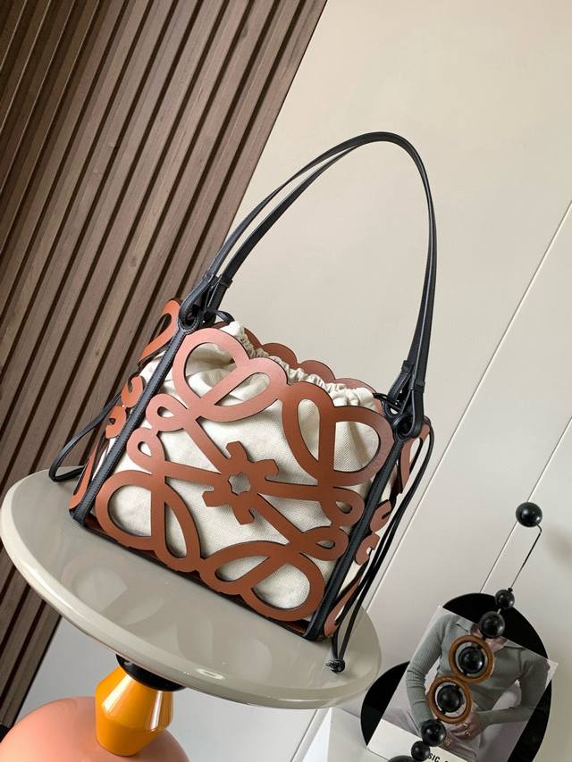 原厂皮 小号牛皮革镂空 Anagram Tote 手袋真的长在我的审美上，镂空黑色大Logo，内置麻质内袋，两边有可以收缩的细绳，腋下背完全不是问题酷帅酷帅，这