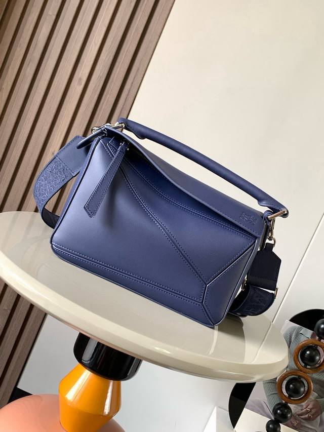 原厂皮 几何包24Cmpuzzle手袋！原厂进口纳帕小牛皮罗家爆款几何包Puzzle 手袋是创意总监乔纳森 安德森为 L0Ewe 推出的首款手提包长方体形状和精