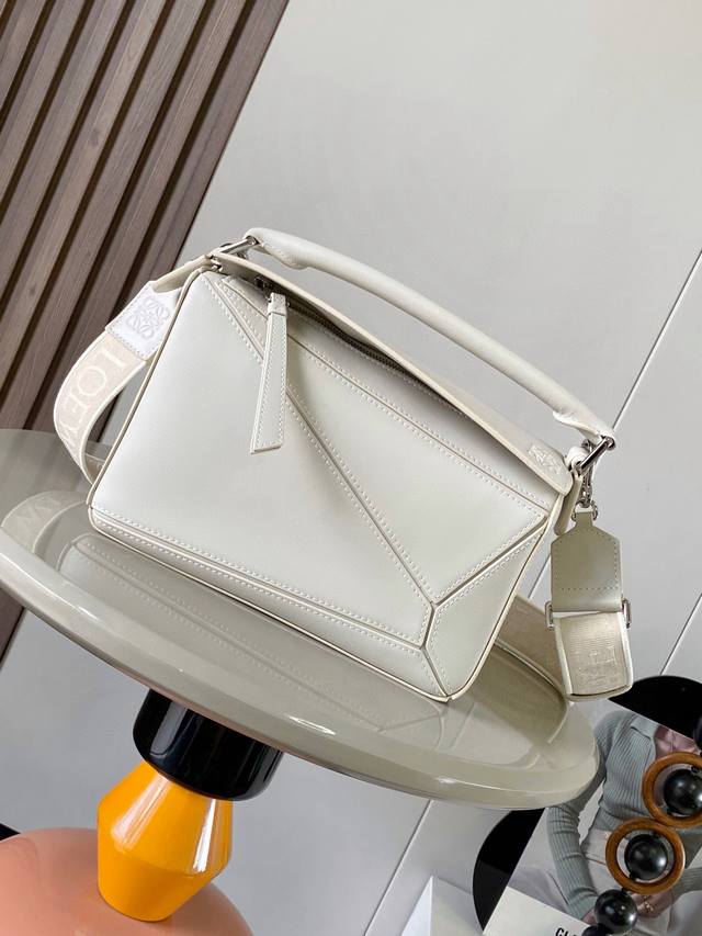 原厂皮 几何包24Cmpuzzle手袋!原厂进口纳帕小牛皮罗家爆款几何包Puzzle 手袋是创意总监乔纳森 安德森为 L0Ewe 推出的首款手提包长方体形状和精 原厂皮 几何包24Cmpuzzle手袋!原厂进口纳帕小牛皮罗家爆款几何包Puzzle 手袋是创意总监乔纳森 安德森为 L0Ewe 推出的首款手提包长方体形状和精