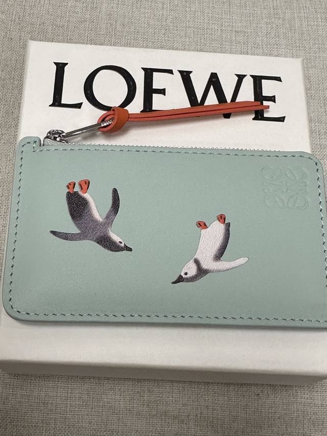 原厂皮 Loewe 联名卡包限量款 配套包装 企鹅湖兰色 Loewe特有的嵌入製作方法.圖案栩栩如生.且永不掉色. 尺寸13-7.5Cm A11