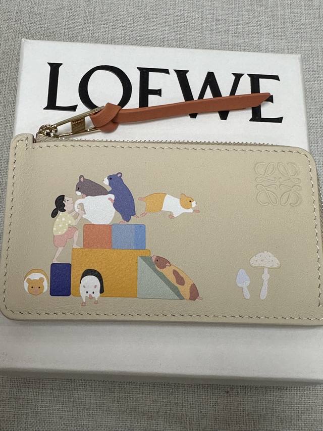 原厂皮 Loewe 联名卡包限量款 配套包装 Loewe特有的嵌入製作方法.圖案栩栩如生.且永不掉色. 尺寸13-7.5Cm A11 原厂皮 Loewe 联名卡包限量款 配套包装 Loewe特有的嵌入製作方法.圖案栩栩如生.且永不掉色. 尺寸13-7.5Cm A11