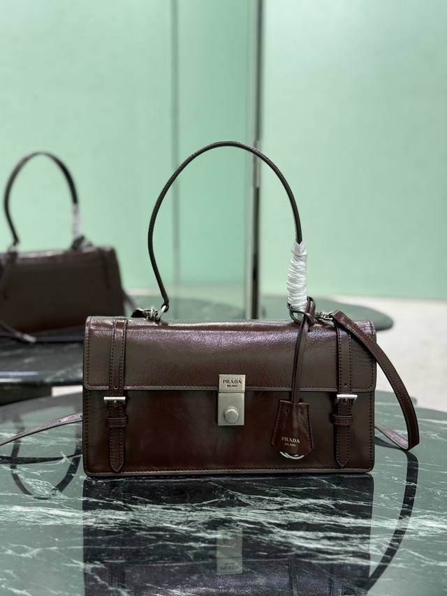 代购级 25Ss春夏新款 这款皮革手袋灵感源自挺括正式的公文包，质感细腻亮泽，以全新态度重释经典办公风格廓形。采用精致柔和细节设计，为包袋的经典造型更添温柔和百