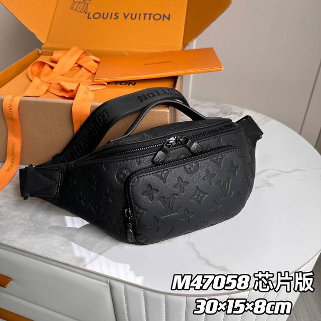 163C01 芯片版 内部价P 款号：M47058黑色 压花 原单加强版本款 Rush 腰包以 Monogram Shadow 牛皮革塑造贴身构型，其拉链前袋方