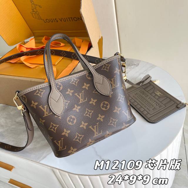 163C01 芯片版 内部价P 款号： M12109小号 原单加强版 独家实拍背景图 本款双面可用 极具传奇色彩的Neverfullbb手袋： 总是能够满足您对