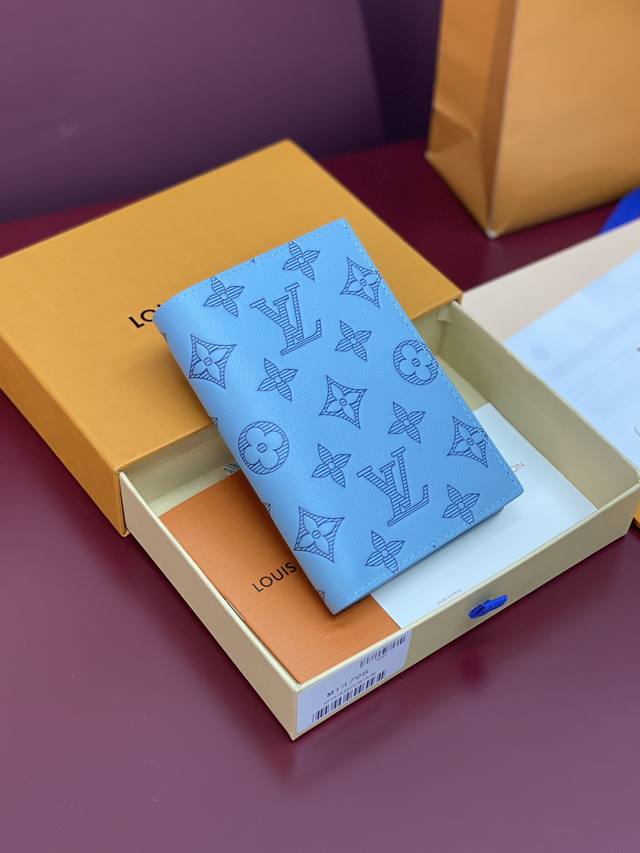 m14798 新压花冰蓝！护照套、本款护照套拥有 Monogram Shadow 压纹皮革的华美质感，以开放式口袋、卡片夹层和内贴袋实现稳妥保护。 14 X 2