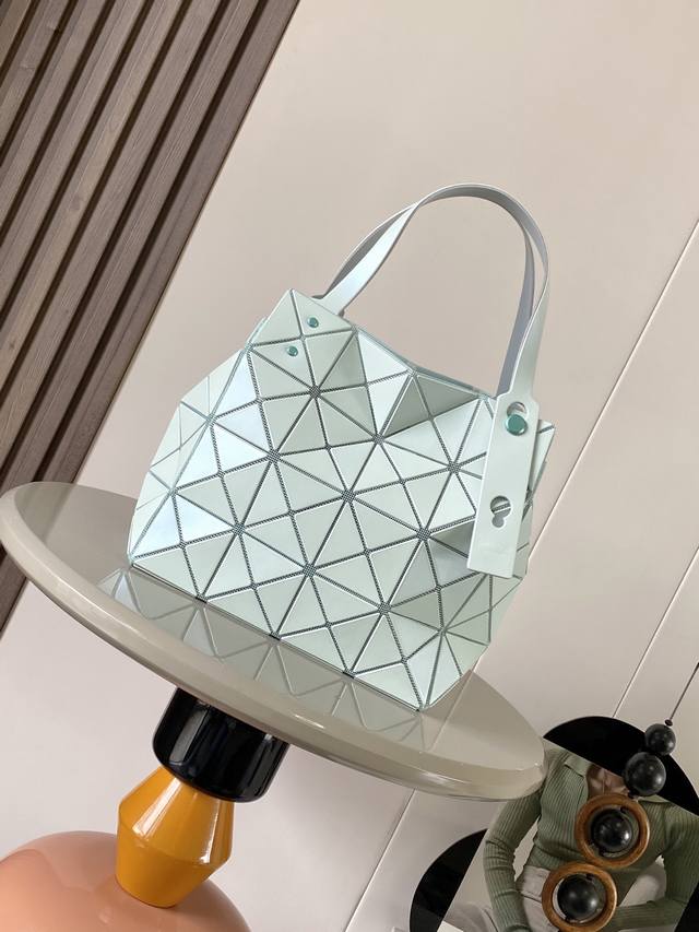 厂价 。 最高版本原厂皮顶级原单配专柜全套包装 Issey Miyake Bao Bao 尺寸: 23Cm23Cm11.5Cm 三宅一生Carat钻石包，缤纷的