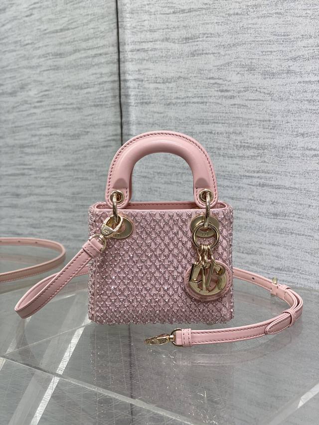 lady最新限量手工珠子Micro系列,一只什么都装不下,只能装下可爱的小包包,皮面上的每一根线每一颗珠子都是手工刺绣,容量较小,只能放下口红,车钥匙,还能当卡 lady最新限量手工珠子Micro系列,一只什么都装不下,只能装下可爱的小包包,皮面上的每一根线每一颗珠子都是手工刺绣,容量较小,只能放下口红,车钥匙,还能当卡