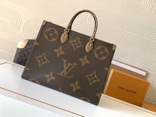 动态芯片 M44576老花肩带 顶级原单 独家背景实拍 Onthego 手袋在 Monogram Giant 帆布的衬托下醒目迷人，侧边与手柄点缀 Monogr